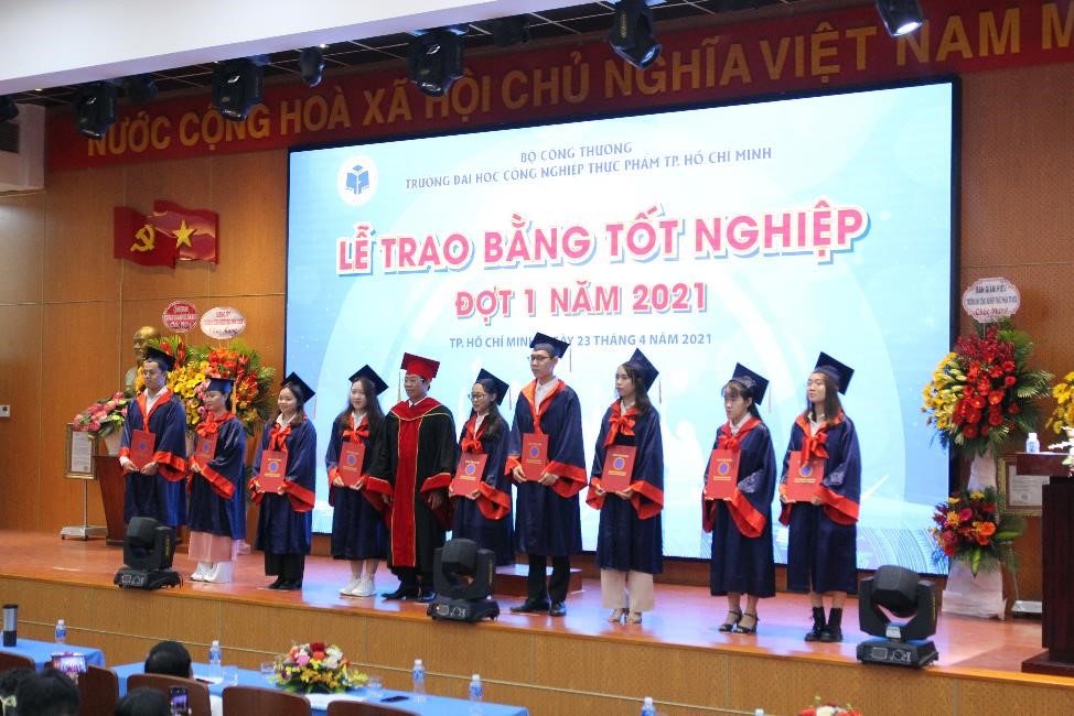 Hơn 205 triệu đồng được trao tặng cho các tân cử nhân và tân kỹ sư tại lễ tốt nghiệp